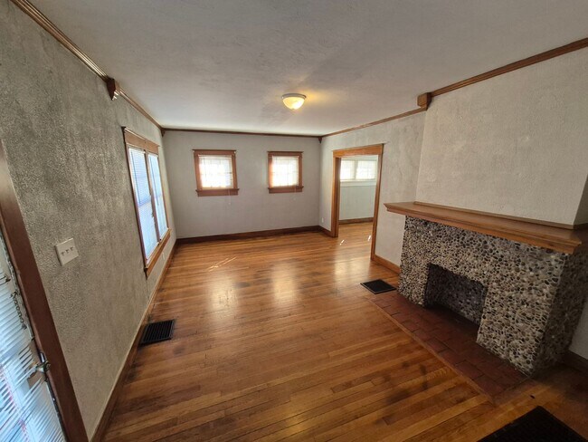 Building Photo - Gorgeous large 3-bedroom house