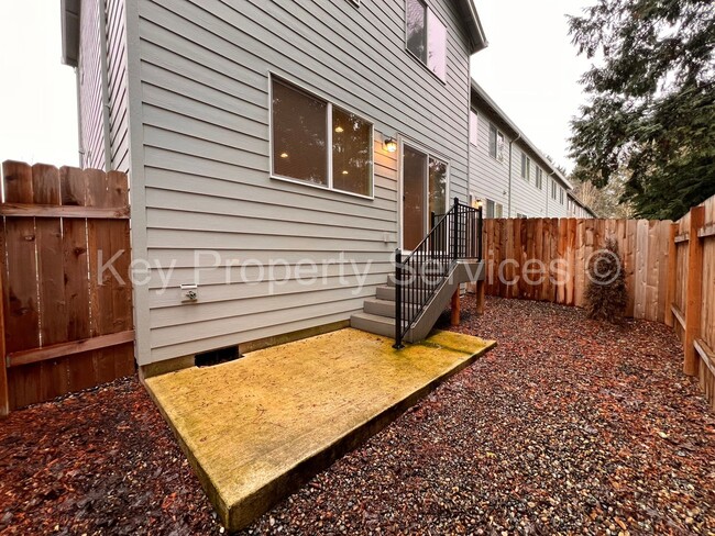 Building Photo - Spacious Townhome in Central Vancouver Location!