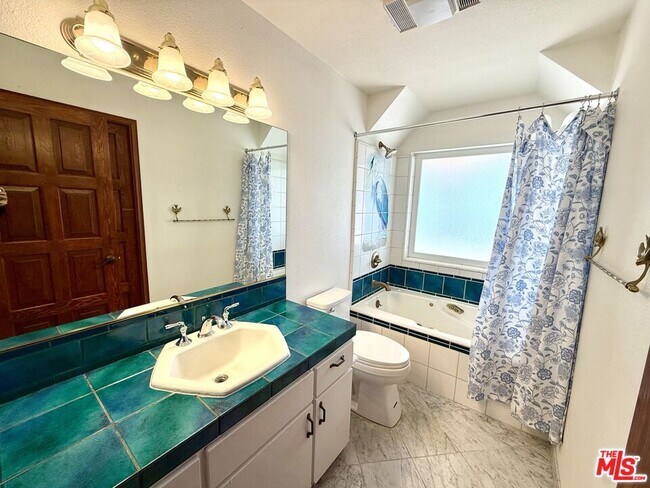 Building Photo - 10827 Pacific View Dr