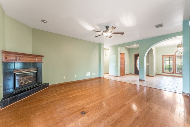 Building Photo - Beautiful spacious 3 bedroom home with a p...