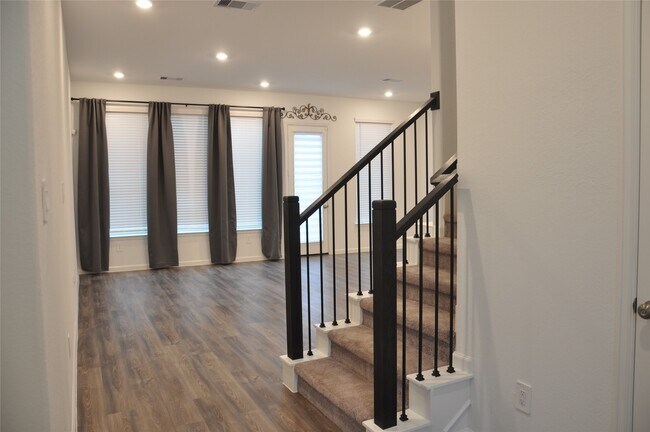 Building Photo - 673 Royal Arch Dr