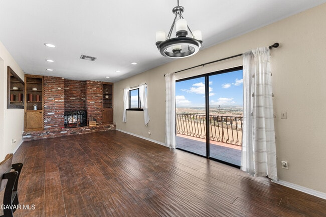 Building Photo - 1055 Lakeview Dr