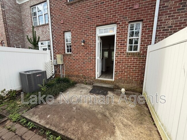 Building Photo - 10031 Ansonborough Square