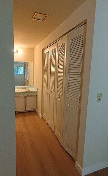Master bath/vanity - 360 Richfield Dr