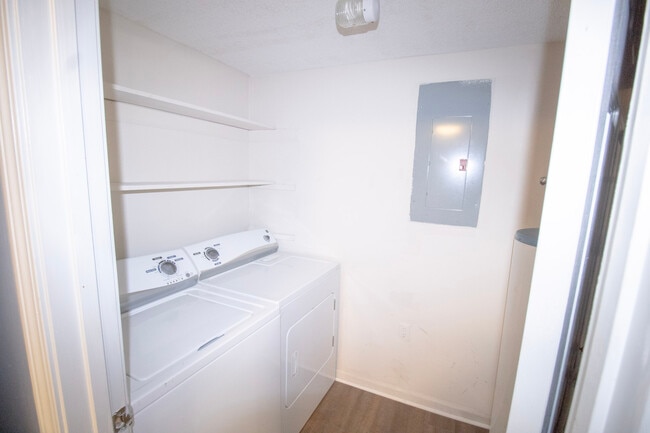 Building Photo - 251 Knight Dr