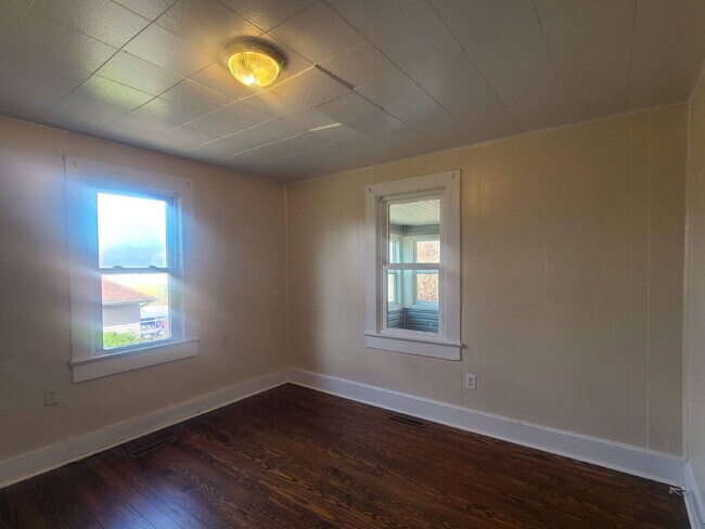 Building Photo - Charming home with wonderful yard!