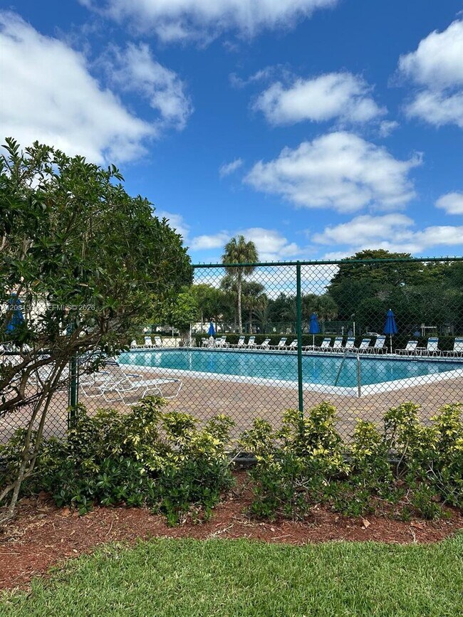 Building Photo - 300 Gardens Dr