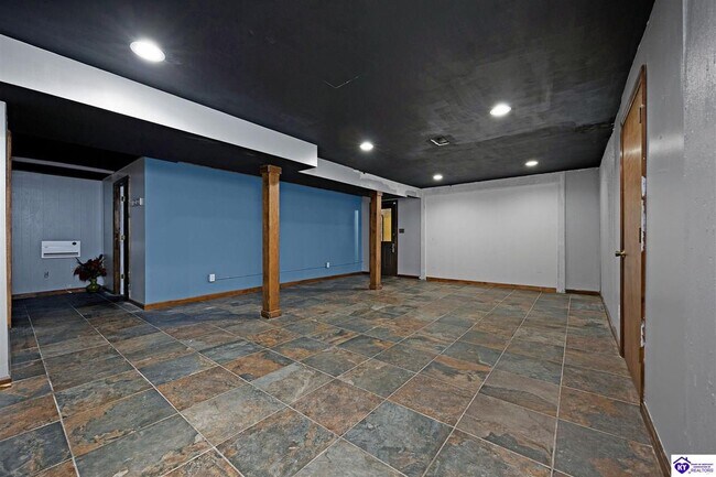 Building Photo - 306 Forest Trce