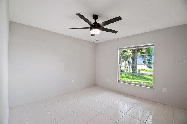 Building Photo - 400 E Silver Star Rd