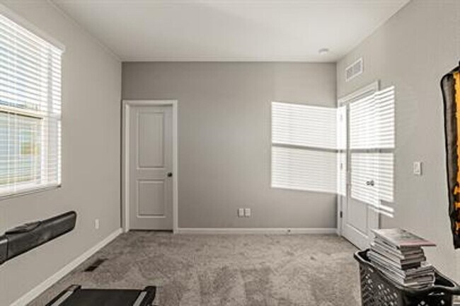 Building Photo - Modern 3 Bed/ 2.5 Bath Townhome in Sterling Ranch