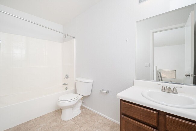 Building Photo - 4 bed, 2.5 bath, 2,251 sqft