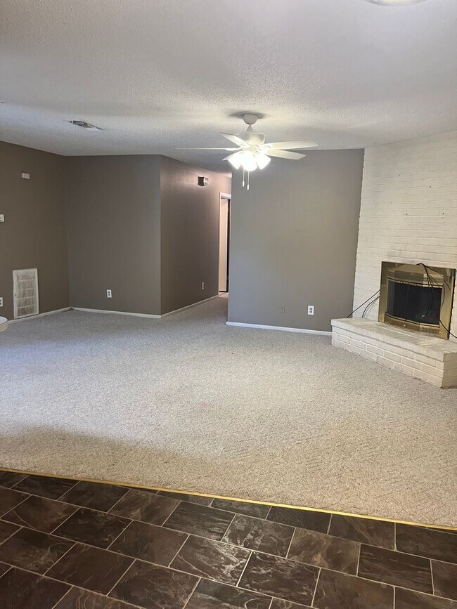 Building Photo - 1105 E 23rd St