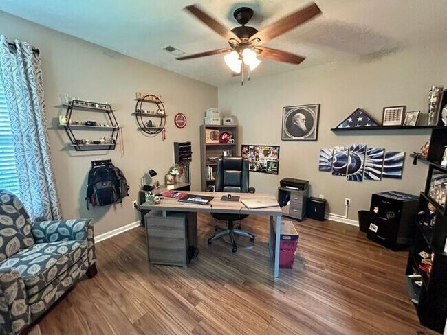 Building Photo - **Beautifully Maintained 3 Bedroom Home with Study, Screened Porch & Fenced Yard**