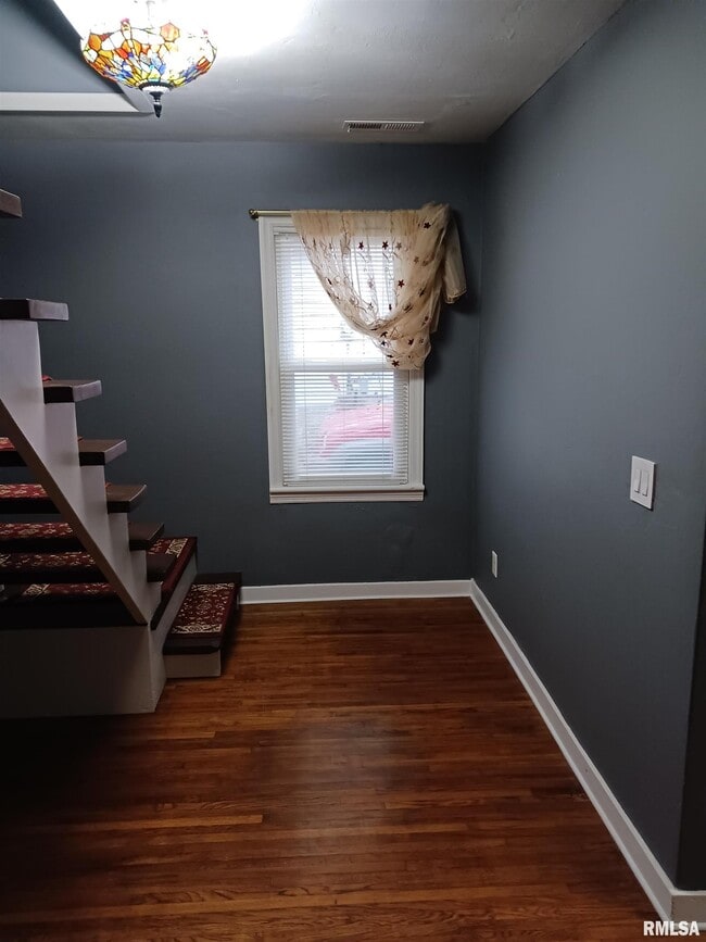 Building Photo - 1914 W Richwoods Blvd