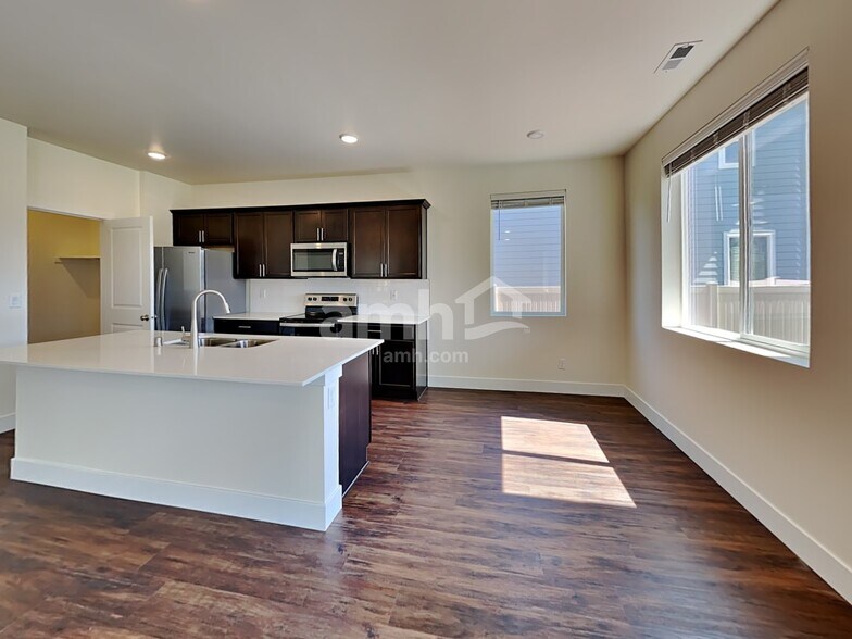Building Photo - 390 Smith Dr