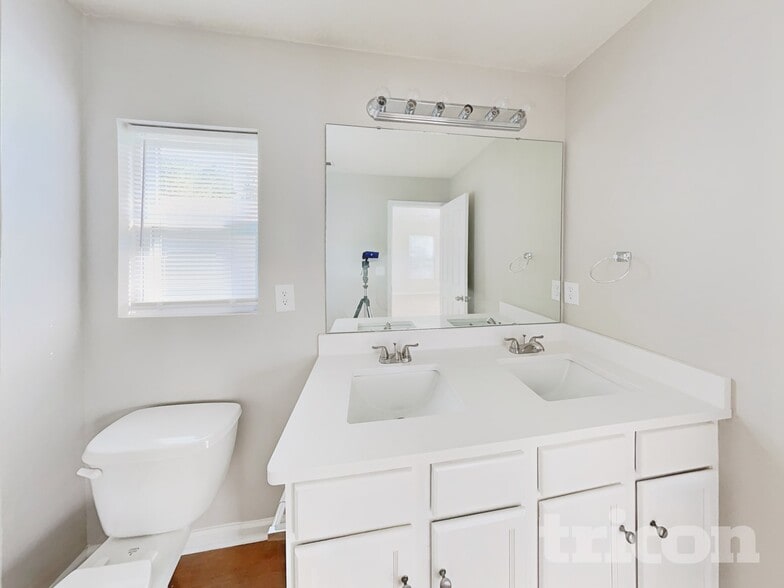 Building Photo - 11802 Village Pond Dr