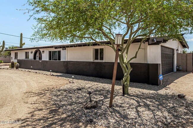 Building Photo - 7667 E Cactus Rd