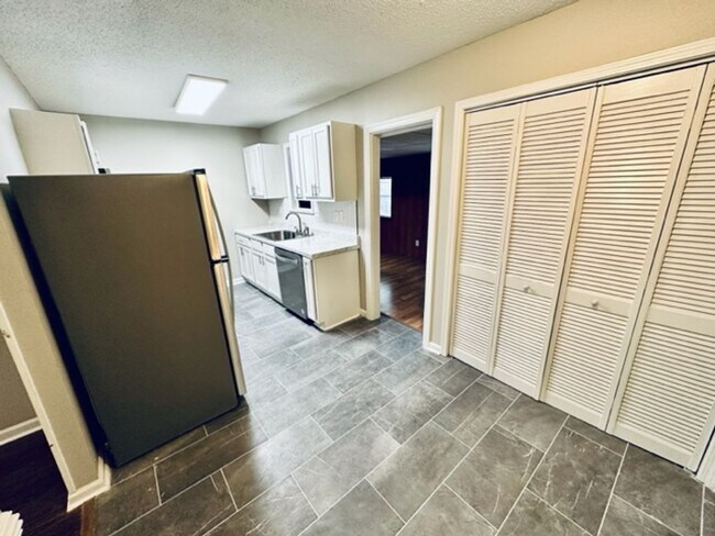 Building Photo - 3 bedroom, 2 bath near Whitten and Elmore with update bathrooms