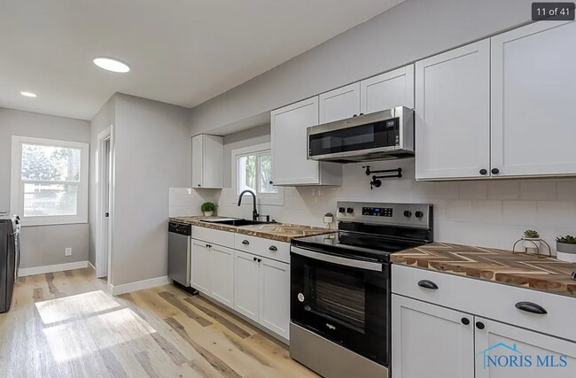 Building Photo - 2242 Vaness Dr