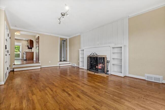 Building Photo - Charming Beach Drive Craftsman w/ AC and V...