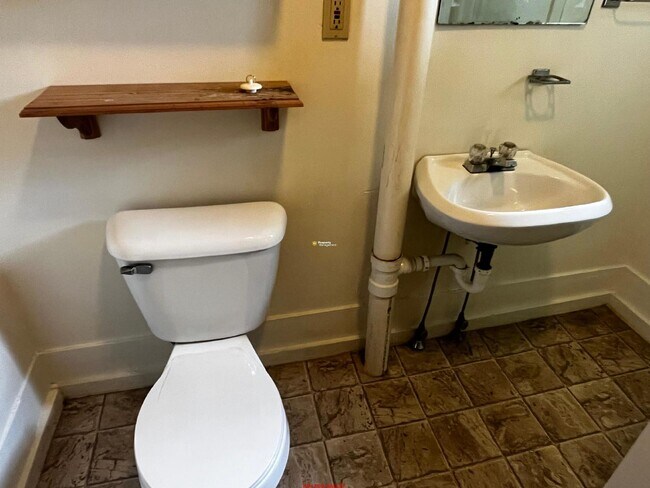 Building Photo - One Room Studio *ALL UTILITIES INCLUDED*