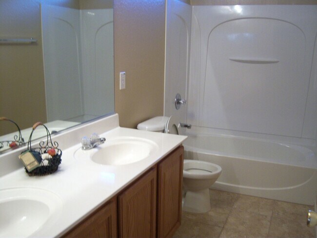 Building Photo - GREAT 4BEDROOM/3BATH HOME WITH ALL THAT YO...