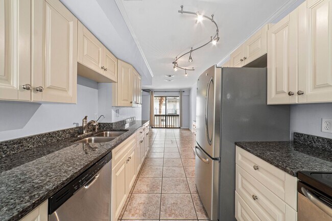 Building Photo - Modern 2 Bed 2 Bath. Only 1 Block Away from Jacksonville Beach. Pet Friendly