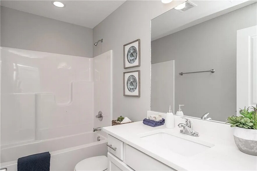 Building Photo - 15302 Goldenrod Dr