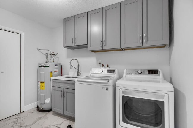 Building Photo - 340 SE 3rd Ct