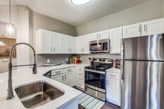 Building Photo - Enjoy 1 Month Free Rent – Apply Today!