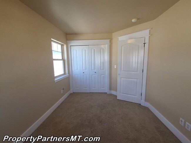 Building Photo - Beautiful 3 Bed 2.5 Bath Town house with A...