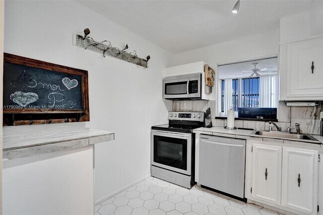 Building Photo - 2017 S Ocean Dr