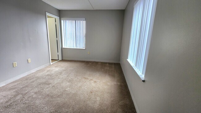 Building Photo - 65 North Point Dr