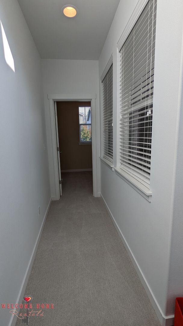 Building Photo - Beautiful open floorplan with FOUR large bedrooms and a cute office!!  AIR CONDITIONING!!!  NEW C...