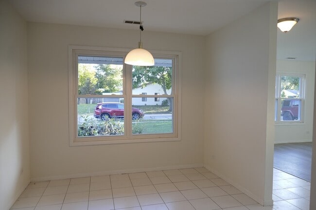 Building Photo - 1076 Crestwood Ln