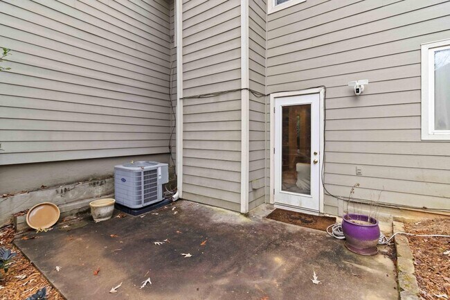 Building Photo - 1960 Variations Dr NE