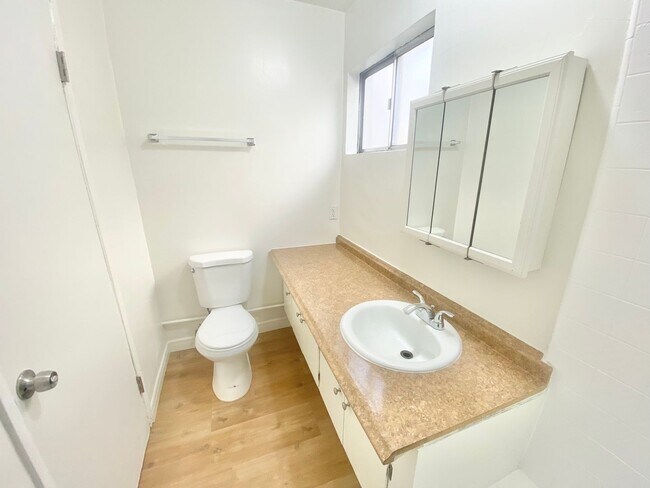 Building Photo - Cozy 1 bedroom unit located in Canoga Park!