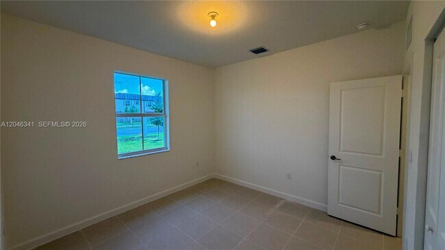 Building Photo - 2475 SE 29th Dr