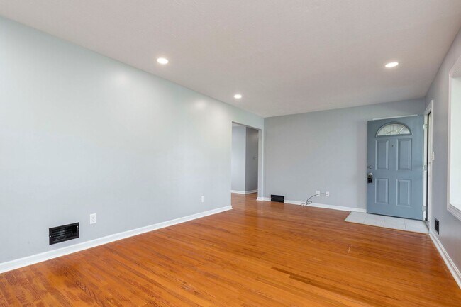 Building Photo - 1702 Bonnyville Blvd