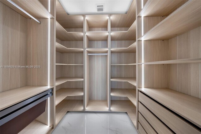 Building Photo - 700 NE 24th St