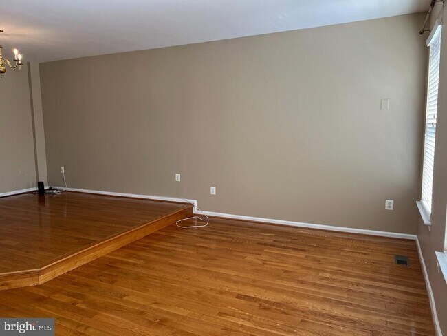 Building Photo - 8818 Royal Doulton Ln