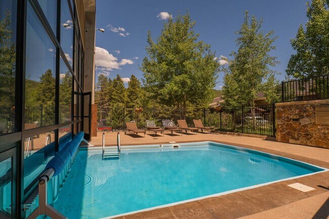 Building Photo - Walk to Main St and Gondola! Furnished!