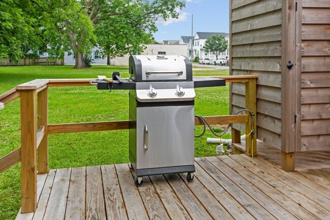 Building Photo - Modern Furnished Cottage Located Downtown!