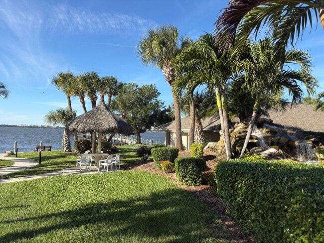 Building Photo - 562 Carousel Ln