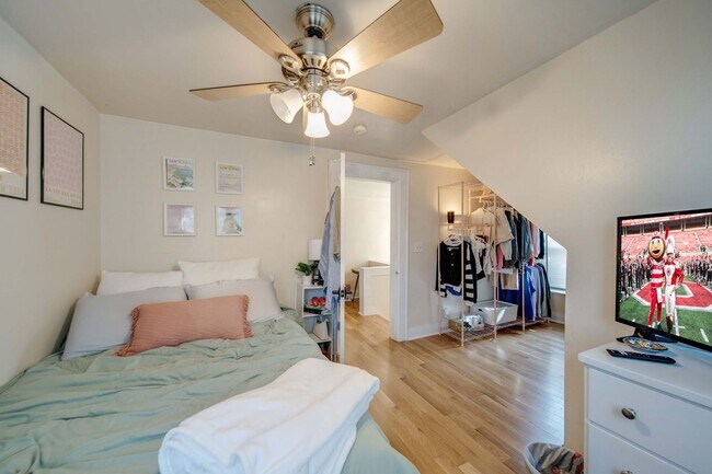 Building Photo - Ultimate 6-Bedroom House with Spacious Liv...