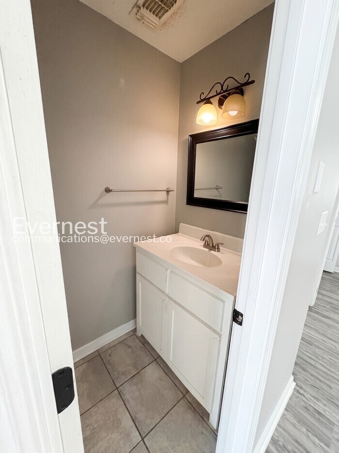 Building Photo - 1800 Labette Manor Dr