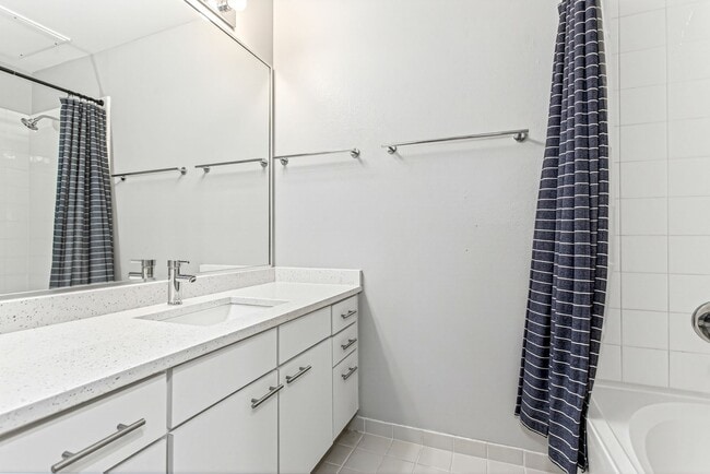 Building Photo - 1 Bedroom, 1 Bath Condo!