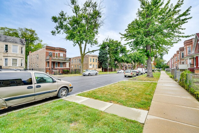 Building Photo - 4904 W Fulton St