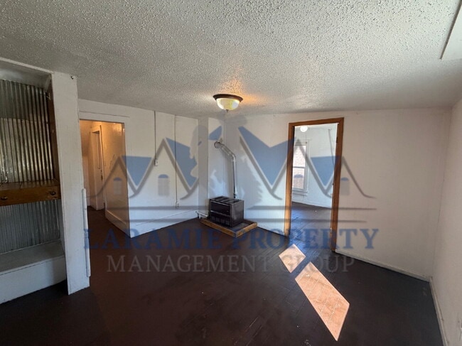 Building Photo - 2 bedroom + Office upstairs Half off 1st m...
