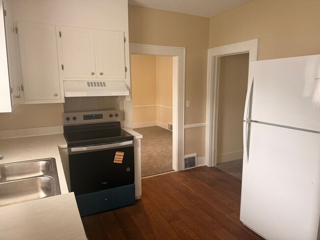 Building Photo - 3- bedroom 2 bathroom HEATHWOOD AREA!!